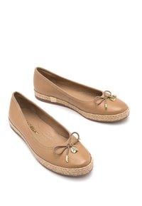 Ballet flat in pelle nuda con finitura testurizzata, suola intrecciata in juta, dettaglio a fiocco e charm in tonalità oro sulla punta.