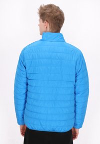 Blå nylon pufferjakke med horisontal syning, h�øj krave og lange ærmer. Stoffet har en glat tekstur og en blank finish.