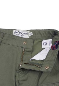 Olijfgroene broek met een rits, knoopsluiting en een label van "Band of Rascals". Bevat contrasterende stiknaad en stoffen labels aan de binnenkant.
