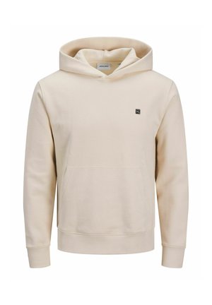 Beige hættetrøje lavet af blødt stof, med en frontlomme og et lille logo-patch på venstre bryst.