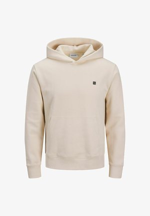 Beige hættetrøje lavet af blødt stof, med en frontlomme og et lille logo-patch på venstre bryst.