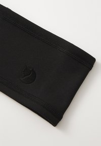 Fascia nera in tessuto con superficie liscia, caratterizzata da un bordo cucito e un logo in rilievo di una silhouette di gatto.