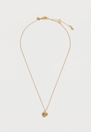 Delikat guldkæde med lille rund spiralvedhæng og justerbar lukning med ekstra led på hvid baggrund.