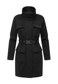 Czarny wełniany płaszcz z wysokim kołnierzem, czterema kieszeniami z patkami, długimi rękawami oraz szerokim paskiem z klamrą w talii, prezentowany na białym tle.