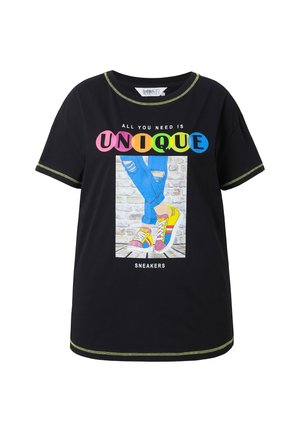 Czarny bawełniany t-shirt z krótkim rękawem, z kolorowym nadrukiem graficznym i kontrastującymi neonowymi szyciami. Tekst brzmi "WSZYSTKO, CZEGO POTRZEBUJESZ, TO UNIKATOWOŚĆ."