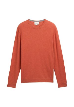 Koperkleurige lange mouw crewneck trui met geribde manchetten en onderrand, plat weergegeven op een witte achtergrond.