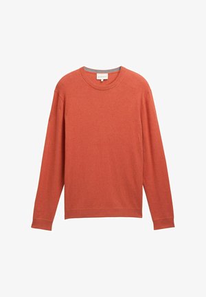 Rudai atspalvio ilgomis rankovėmis apvalios iškirptės megztinis su ripsuota apykakle ir hemu, pristatytas lygiai ant baltos fono.