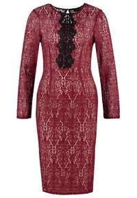 Burgundy spetsklänning med långa ärmar, figurnära siluett, intrikat svart blommönster längs framsidan och rund halsringning.