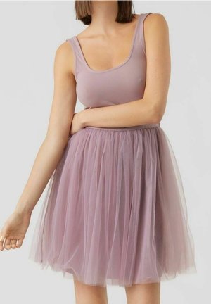 Robe lilas avec un haut ajusté sans manches et une jupe évasée en tulle. La jupe est superposée, créant un aspect léger et texturé.