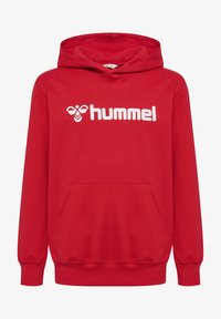 Sudadera roja con un bolsillo canguro frontal, puños y dobladillo acanalados, que presenta un gran logo blanco de "hummel" en el pecho. Textura suave.