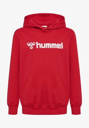 Rode hoodie met een voorste kangoeroezak, ribgebreide boorden en zoom, met een groot wit "hummel" logo op de borst. Soepele textuur.