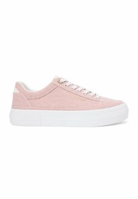 Baskets basses en tissu rose avec lacets blancs et semelle épaisse blanche, vues de côté sur un fond blanc uni.