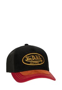 Melnā kordarīna cepure ar sarkanu zamšādu vizieri, uz kura priekšpuses ir dzeltenā izšūtā logo "Von Dutch California".