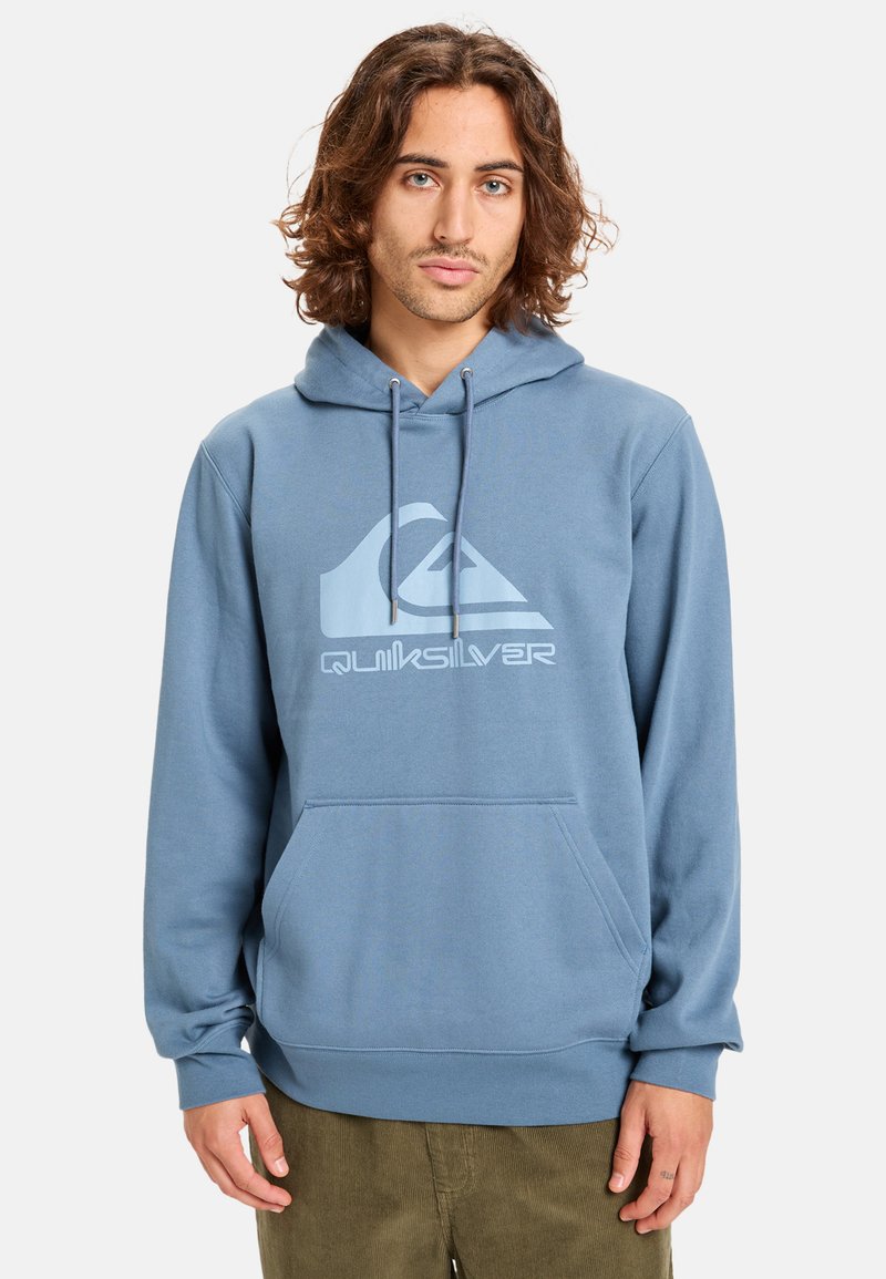 Modrá mikina s kapucí vyrobená z měkké látky, nabízí přední klokanku, stahovací kapuci a světle modré logo Quiksilver na hrudi.