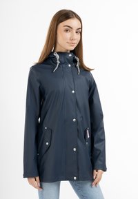 Marinblå vattentät jacka med huva, silverfärgad metall, justerbara dragsko, och två sidofickor, tillverkad av ett slätt, glansigt material.