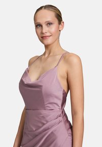 Robe sans manches à col drapé en satin lavande doux. Présente un devant drapé et un ruché sur les côtés pour une silhouette ajustée.