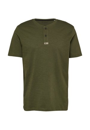 Herren-Henley-Shirt in olivgrün mit kurzen Ärmeln, zwei schwarzen Knöpfen und einem kleinen rechteckigen beigen Markenlabel unter der Knopfleiste.