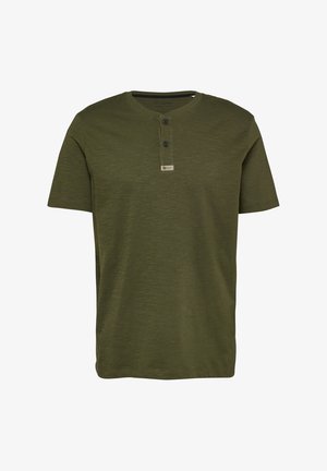 Heren olijfgroen henley-shirt met korte mouwen, twee zwarte knopen en een klein rechthoekig beige merkembleem onder de knoopsluiting.
