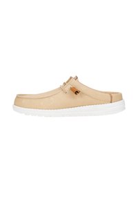 Scarpa slip-on beige con tomaia in tela testurizzata, suola in gomma bianca e cuciture minime. Presenta un piccolo accento marrone vicino al tallone.