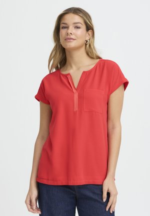 Czerwona bluzka z krótkim rękawem, z wycięciem przy dekolcie i kieszonką na lewej piersi. Wykonana z lekkiej tkaniny o gładkiej fakturze.