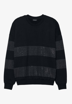 Svart hettegenser med rund hals, prydet med horisontale striper av små sølvfester over brystet og ermene. Lange ermer og ribbestrikkede mansjetter.