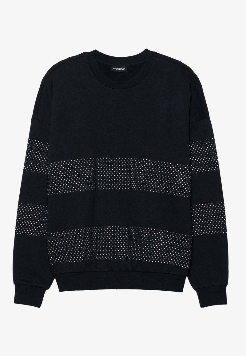 Svart hettegenser med rund hals, prydet med horisontale striper av små sølvfester over brystet og ermene. Lange ermer og ribbestrikkede mansjetter.