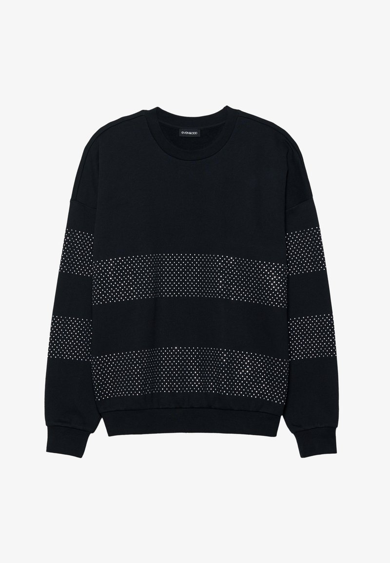 Hanorac negru cu guler rotund, decorat cu dungi orizontale de mici ținte argintii pe piept și pe mâneci. Mâneci lungi și manșete cu nervuri.