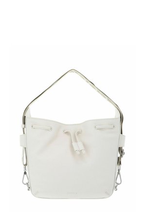 Sac seau en cuir blanc avec fermeture à cordon, large bandoulière et fermoirs en métal argenté sur fond blanc.
