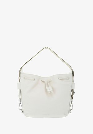 Sac seau en cuir blanc avec fermeture à cordon, large bandoulière et fermoirs en métal argenté sur fond blanc.