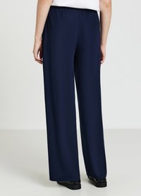 Pantaloni leggeri navy con vestibilità rilassata, vita elastica e design a gamba dritta; texture liscia senza modelli o accenti notevoli.