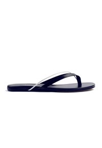 Infradito neri con una suola liscia, caratterizzati da due cinturini paralleli: uno completamente nero e uno bianco. Design semplice, piatto e senza decorazioni.