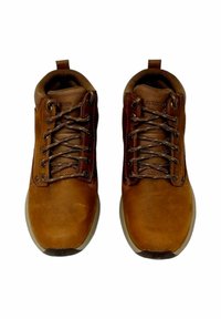 Zapatos de senderismo de cuero marrón con puntera redonda, cordones de metal y suela de goma. Incluyen un collarín acolchado y un detalle de logo en el lateral.