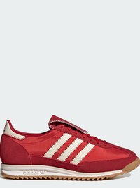 Červené športové tenisky s textúrovaným látkovým zvrškom, vybavené tromi bielymi pruhmi, polstrovaným golierom a podrážkou z gumovej gumy.