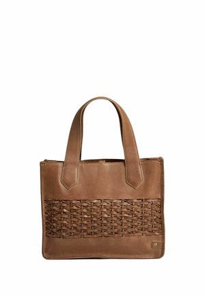 Bruine leren tote bag met een geweven structuur aan de voorkant, platte handvatten en een gestructureerde vorm met een gladde afwerking.