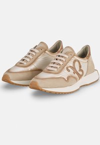 Beige a krémové sneakers s saténovým povrchem, semišovými akcenty, kulatou špičkou a dekorativním logem na boku. Bílá podrážka s gumovým gripem.