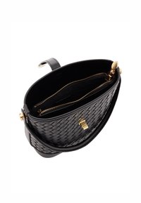 Borsa a mano in pelle intrecciata nera con forma strutturata, dotata di una tasca con zip dorata e hardware, e di un manico in pelle liscia.