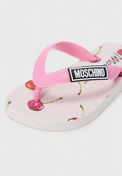 Ρο ζ σαγιονάρα με υφή στη σόλα, διακοσμημένη με εκτυπώσεις κερασιών σε ανοιχτό ροζ πάτο και καλουπωμένο ροζ λουράκι με μαύρο λογότυπο Moschino.