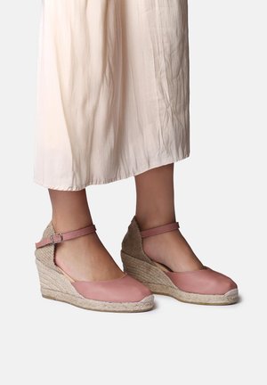 TIANA - Apavi ar platformu un papēžiem - nude