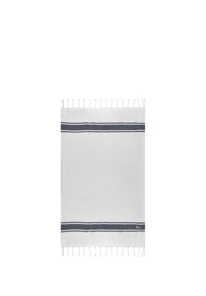 Asciugamano rettangolare bianco con doppie strisce blu scuro vicino ai bordi superiore e inferiore e nappine su entrambe le estremità.