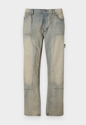 Lyseblå falmede jeans med løs pasform, der har store forlommer og kontrastsyning. Stoffet har en blød, slidt tekstur.