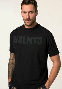 Černé bavlněné tričko s velkým matným černým grafickým nápisem "UNLMTD" na přední straně. Krátké rukávy a design s kulatým výstřihem.