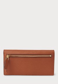 Καφέ δερμάτινο πορτοφόλι με υφή και χρυσό φερμουάρ κλεισίματος. Διαθέτει λείο εξωτερικό και μια μικρή λαβή φερμουάρ για εύκολη πρόσβαση.