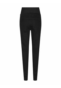 Pantalones vaqueros elásticos negros que presentan una cintura alta, un ajuste slim y dos bolsillos traseros. El material parece suave con un diseño limpio y de color sólido.