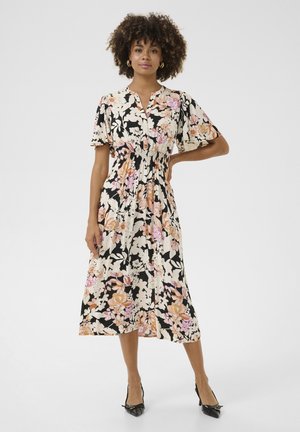 Abito midi floreale con maniche corte, caratterizzato da uno sfondo nero e fiori rosa, arancioni e bianchi. Vita arricciata e design fluido.