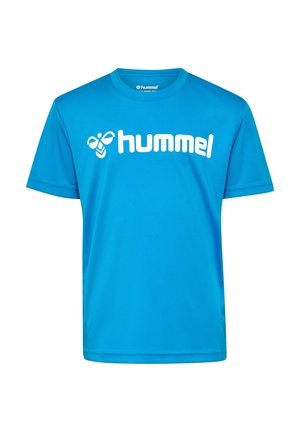 Blå kortærmet t-shirt lavet af polyester, med et hvidt logo på forsiden. Glat tekstur og design med rund hals.