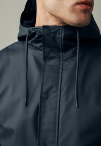 Next RUBBERISED HOODED-REGULAR FIT - Jachetă impermeabilă - navy blue