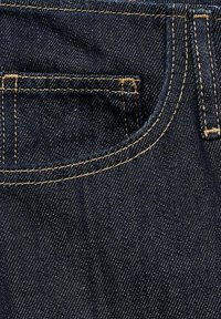 Donkerblauwe denim jeans met een klein achterzakje, gouden stiksels en een gladde textuur met zichtbare weefpatronen.
