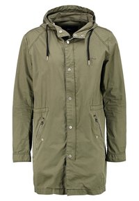 Parka vert olive en tissu léger. Comprend une capuche avec cordons de serrage, des boutons-pression argentés et deux poches latérales zippées.