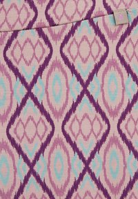 Tekstila raksts ar atkārtotu dimanta dizainu purpursarkanā un gaiši zilā krāsā uz rozā fona. Tekstūra ir austa un gluda.
