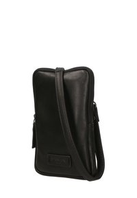 Borsa a tracolla nera in pelle con una texture liscia, forma rettangolare, chiusura con zip e una piccola tasca frontale con patch del logo.